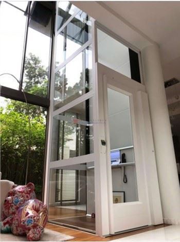 Платформенный лифт с закрытой кабиной из плексигласа